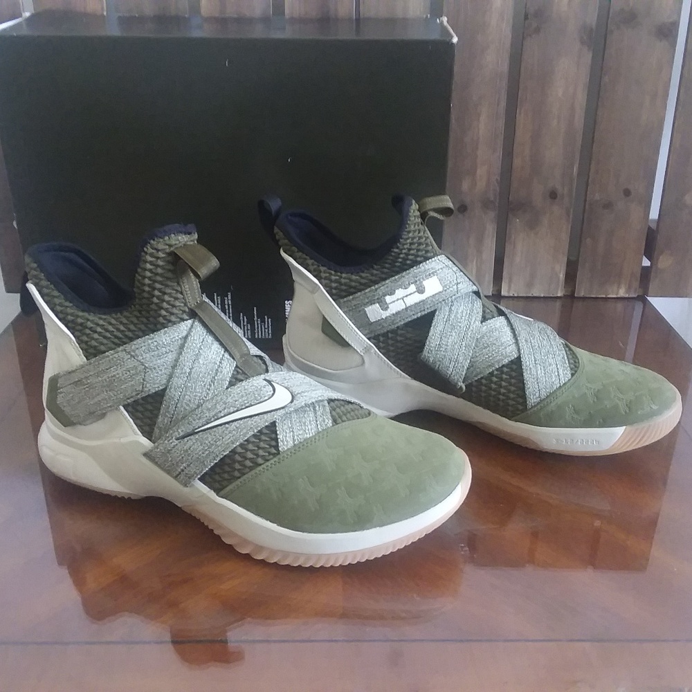 Nike LeBron James Shoes NEW - Picture 3 of 8